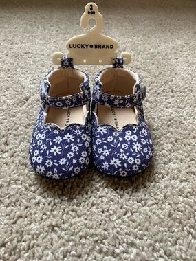 NWT Lucky Brand Navy and White Floral Mary Jane Baby Shoes